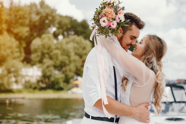 Hermosa novia con su marido en un parque