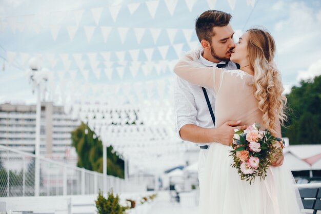 Hermosa novia con su marido en un parque