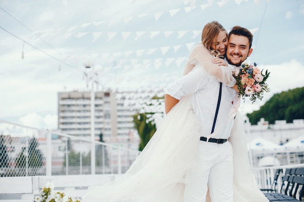 Hermosa novia con su marido en un parque