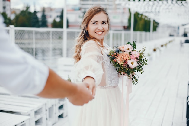 Hermosa novia con su marido en un parque