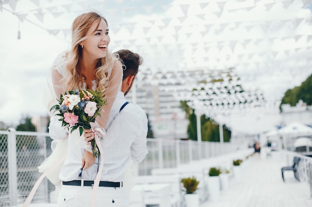 Hermosa novia con su marido en un parque