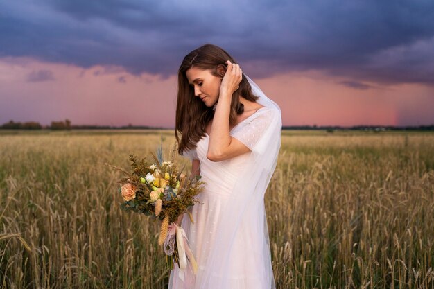 Hermosa novia de tiro medio con flores