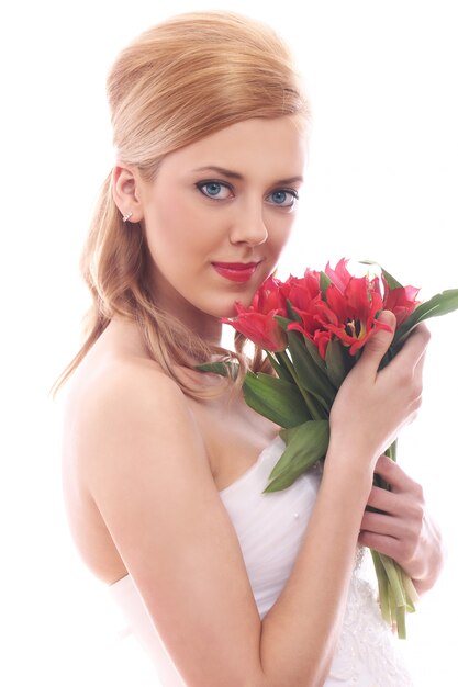 Hermosa novia con tulipanes rojos