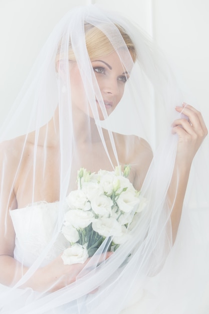 Hermosa novia con velo y bouquet