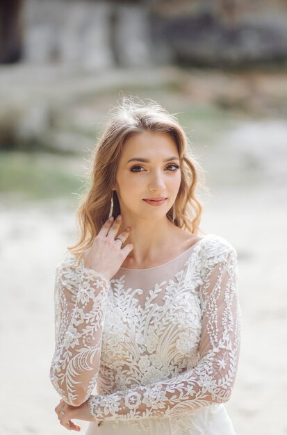 Hermosa novia en vestido blanco posando.