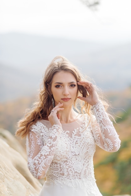 Hermosa novia en vestido blanco posando