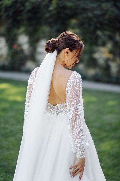 Hermosa novia en vestido blanco posando