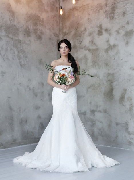 Hermosa novia con vestido blanco