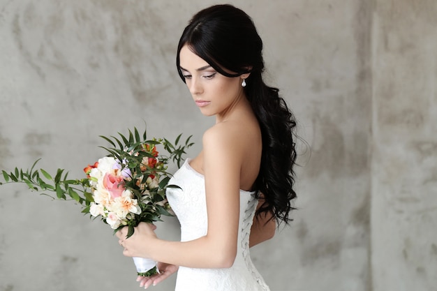 Hermosa novia con vestido blanco