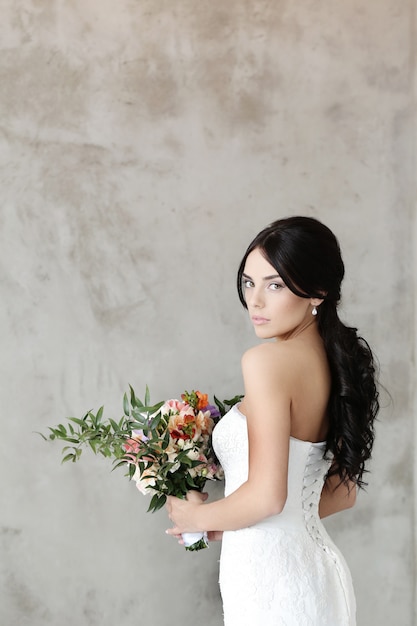 Hermosa novia con vestido blanco