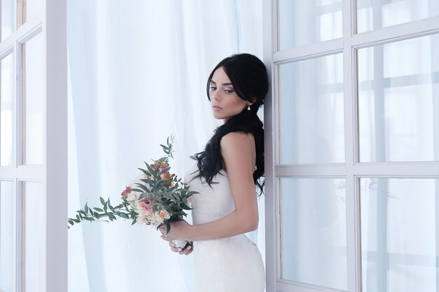 Hermosa novia con vestido blanco