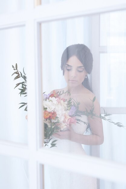 Hermosa novia con vestido blanco