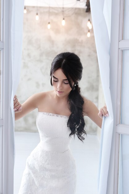 Hermosa novia con vestido blanco