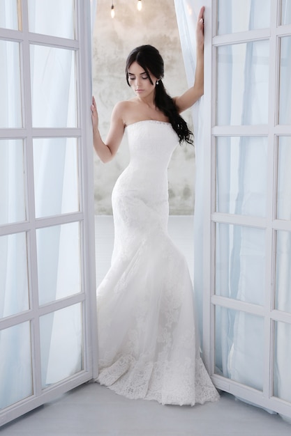 Hermosa novia con vestido blanco