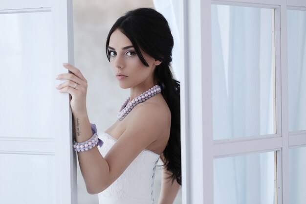 Hermosa novia con vestido blanco