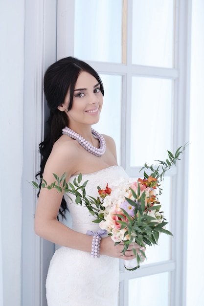 Foto gratuita hermosa novia con vestido blanco