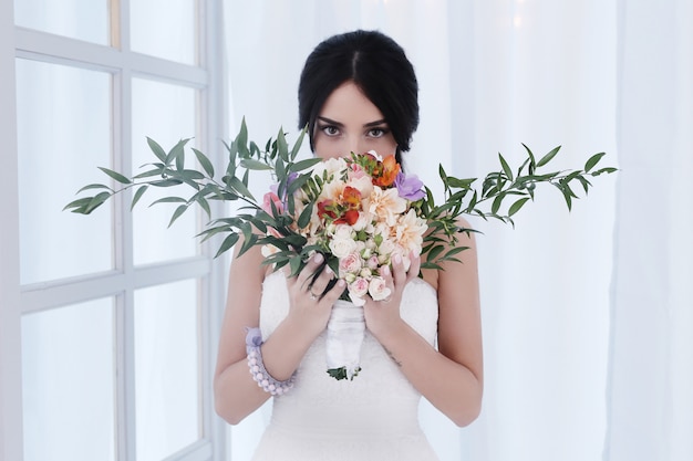 Foto gratuita hermosa novia con vestido blanco