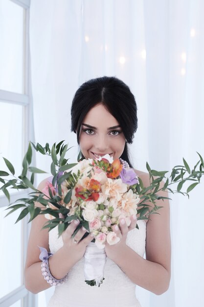 Hermosa novia con vestido blanco