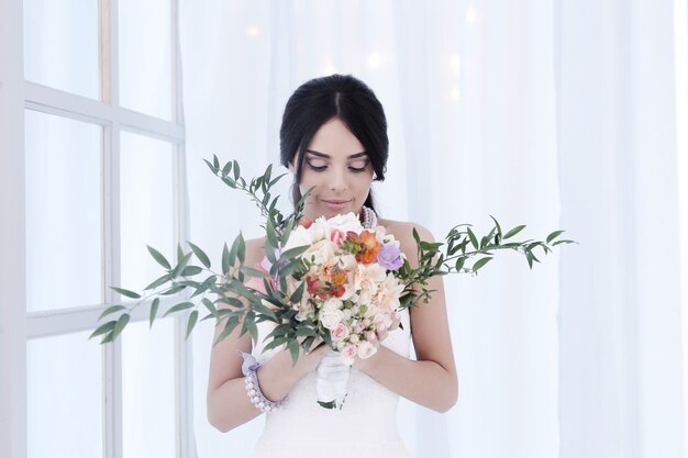 Hermosa novia con vestido blanco