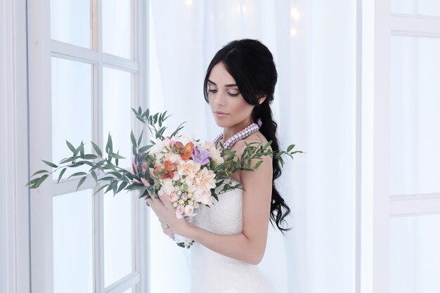 Hermosa novia con vestido blanco