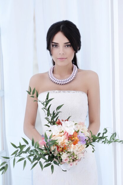 Hermosa novia con vestido blanco