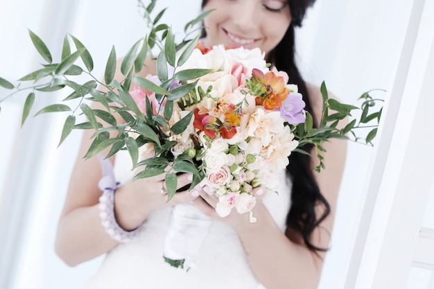 Hermosa novia con vestido blanco