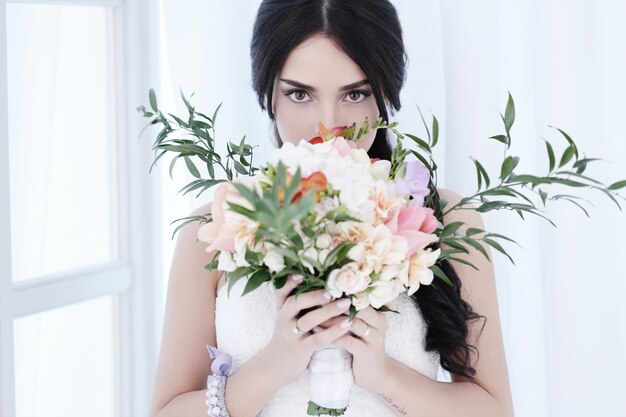 Hermosa novia con vestido blanco