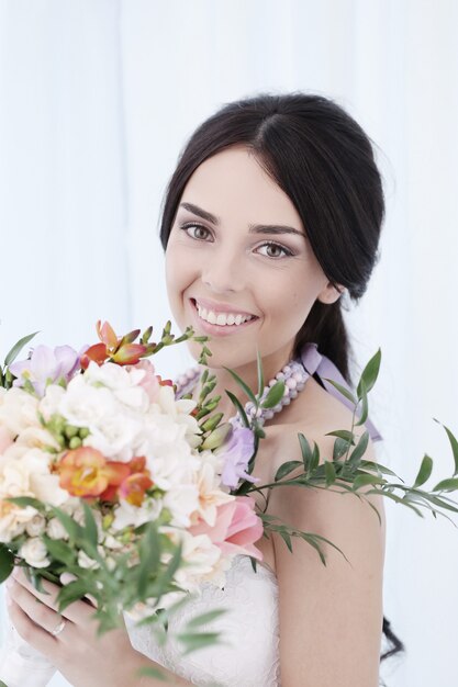 Hermosa novia con vestido blanco