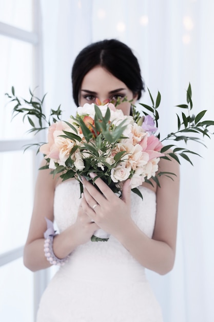 Hermosa novia con vestido blanco