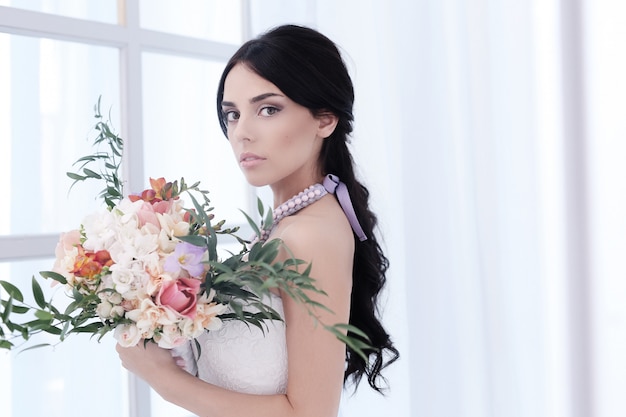 Hermosa novia con vestido blanco