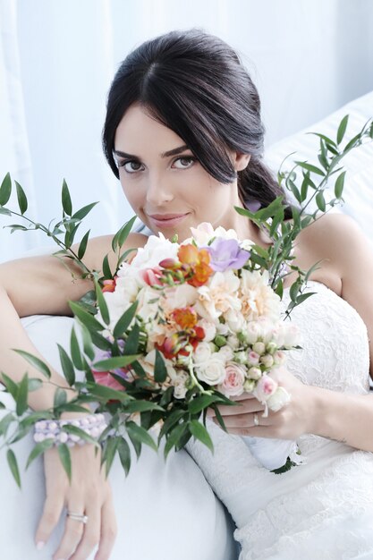 Hermosa novia con vestido blanco