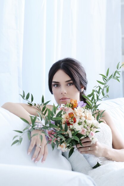 Hermosa novia con vestido blanco