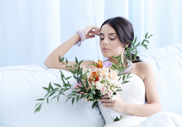 Hermosa novia con vestido blanco