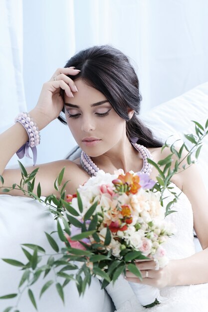 Hermosa novia con vestido blanco