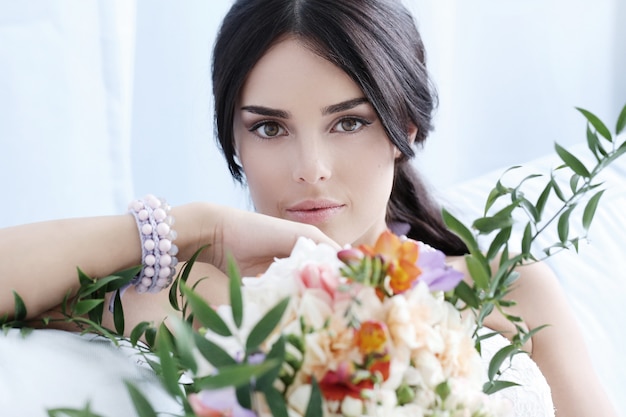 Hermosa novia con vestido blanco