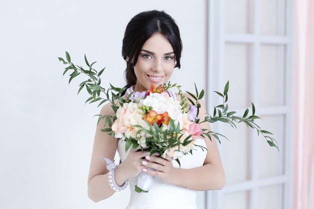 Hermosa novia con vestido blanco