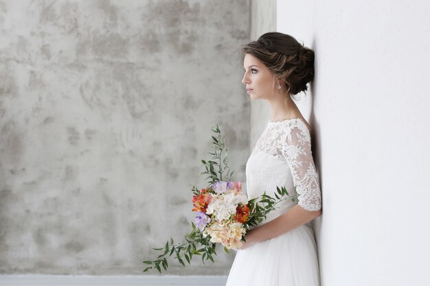 Hermosa novia con vestido blanco