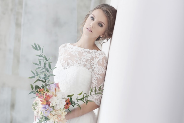 Hermosa novia con vestido blanco