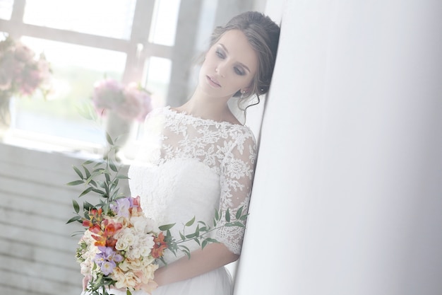 Hermosa novia con vestido blanco