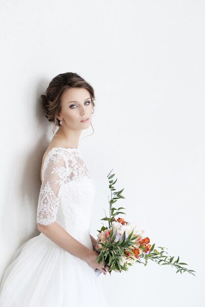 Hermosa novia con vestido blanco