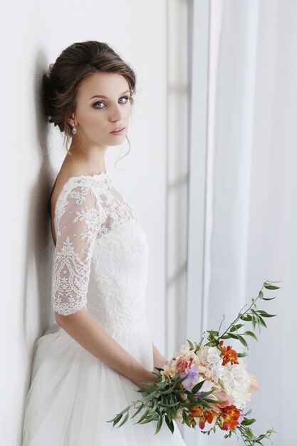 Hermosa novia con vestido blanco