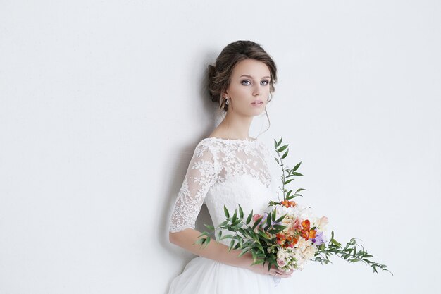 Hermosa novia con vestido blanco