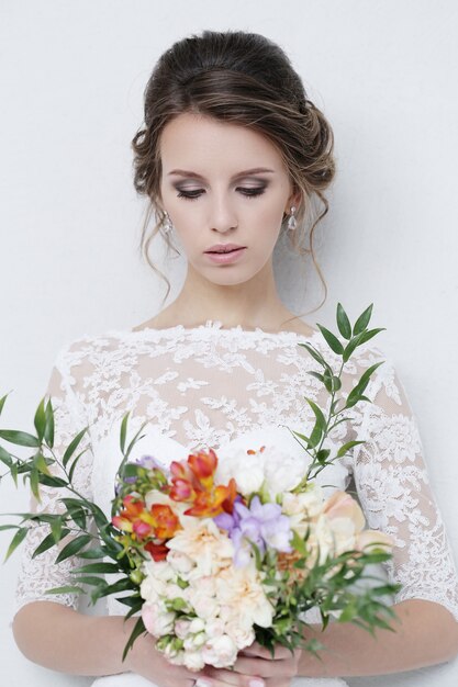 Hermosa novia con vestido blanco