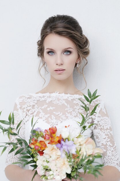 Hermosa novia con vestido blanco