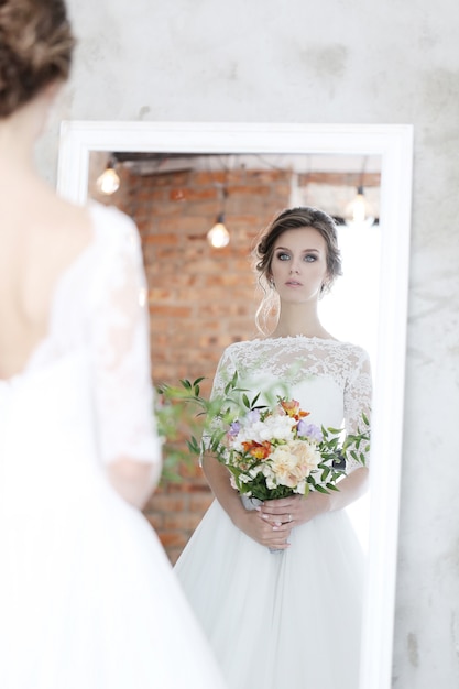 Hermosa novia con vestido blanco