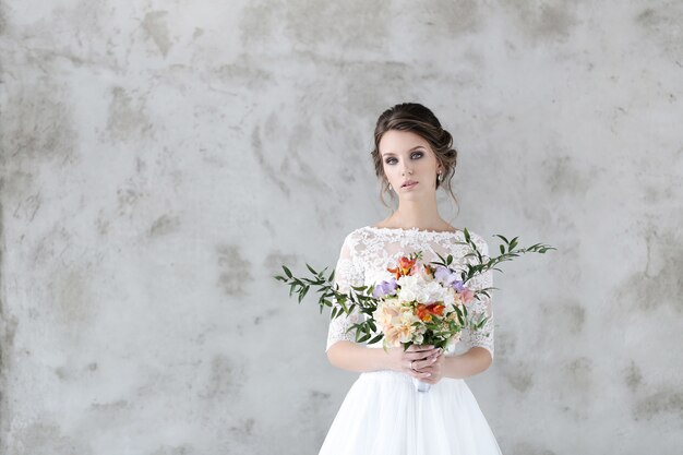 Hermosa novia con vestido blanco