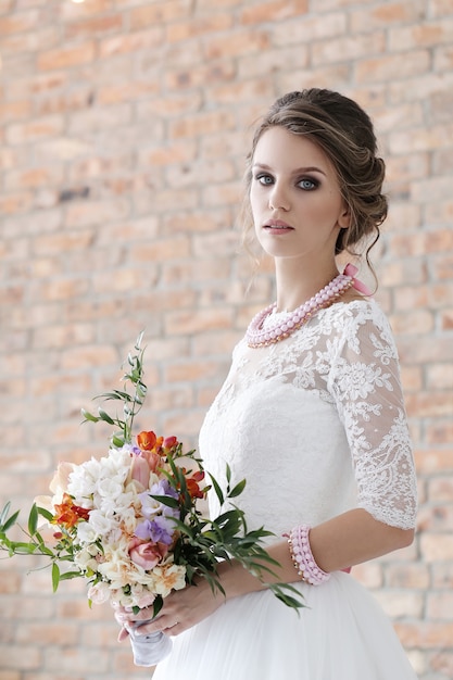 Hermosa novia con vestido blanco