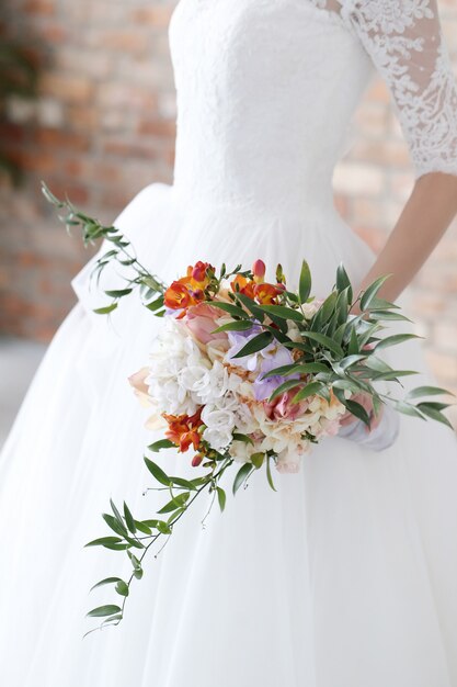 Hermosa novia con vestido blanco