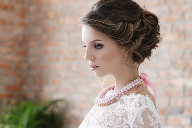 Hermosa novia con vestido blanco