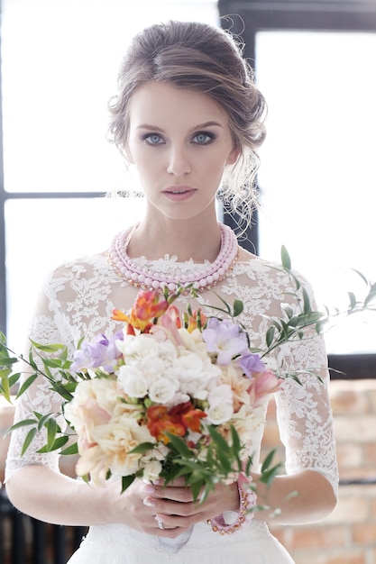 Hermosa novia con vestido blanco